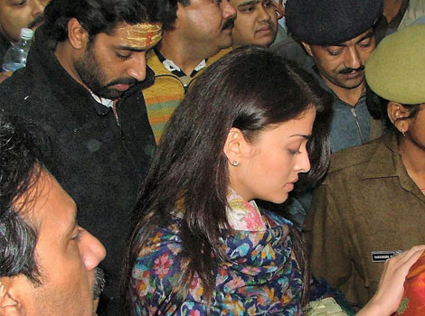 Aishwarya Rai Bachchan corrected her Managalik Dosha before marrying Abhishek. Here they are at the Sankat Mochan Temple