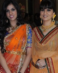 Mother & Daughter Neeta Lulla & Nishka Lulla who designed Genelia's Wedding Saree