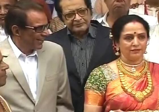 Dharmendra has eyes only for Hema Malini at Esha Deol Bharat Takhtani Wedding