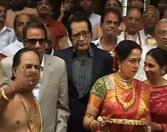 Hema and Dharmendra welcoming guests at Esha Deol and Bharat Takhtani Wedding