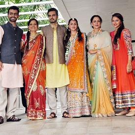 Bharat Takhtani, his brother, mother with Esha Deol, Hema Malini, Ahana at the Mehendi Ceremony