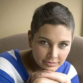 Photo of Lisa Ray after she underwent Cancer Treatment and lost her hair.