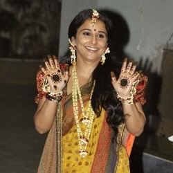 Pic of Vidya Balan with Mehendi on her hands. Sari by Sabyasachi Mukherjee.