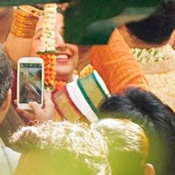Sidharth Roy Kapur and Vidya Balan exchanged garlands in the "Malai Mattal" ("Jaimala") ceremony.