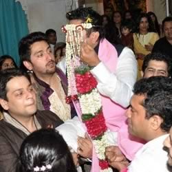 At Mohit Suri's Wedding his friends and relatives carried him on their shoulder.