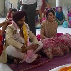Marriage picture of Shikhar Dhawan with wife Ayesha Mukherjee in a Sikh Gurudwara.