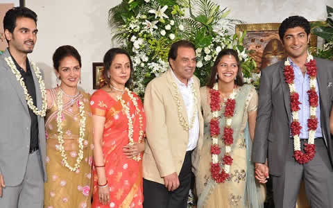 Family picture of Dharmendra, Hema Malini, their Sons-in-law (Bharat and Vaibhav) and Daughters (Esha and Ahana)