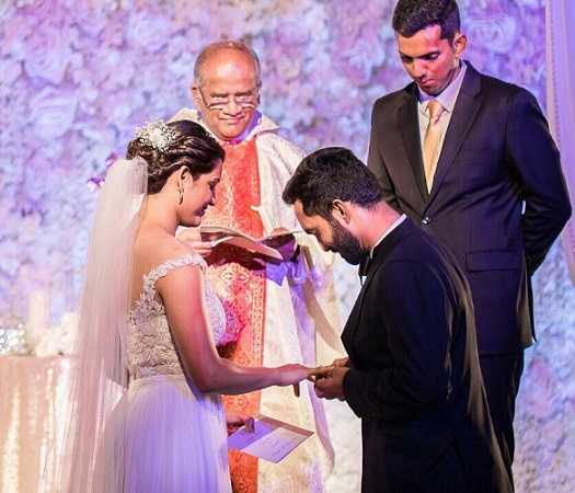 Dinesh Karthik Gives a Ring To Dipika Pallikal At Their Wedding